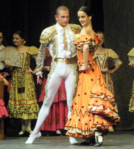 No se sabía si admirar los bailes, el vestuario o la interpretación de los personajes. Porque sin una gran escenografía, el Teatro Bolshoi logró “encantar” al público lagunero con Don Quijote.