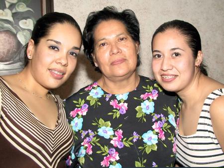 Alondra Olguín Amezcua con su mamá Andrea Amezcua de Olguín y su prima Alama López Olguín en la fiesta de cumpleaños que le ofrecieron.