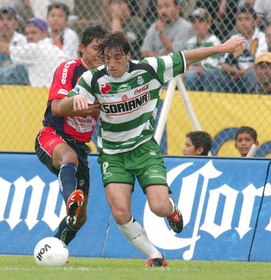 El quinto de la tarde salió de los botines del chileno naturalizado mexicano Rodrigo Ruiz, quien al minuto 66 remató raso y a quemarropa un balón que quedó a la deriva en el corazón del área grande.