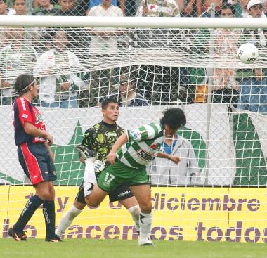 Borgetti aumentó la ventaja del equipo de la Comarca Lagunera a 4-0 e hizo su segundo gol del encuentro al convertir un penalti, en el 63 de acción, que Armando Rosales, árbitro encargado de este duelo, determinó sin dudar.