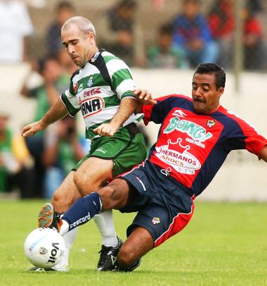 Al minuto 40, Santos hizo gala de buen futbol y tras una jugada tejida desde la banda izquierda, Borgetti marcó el 2-0 cuando cerró una pinza que aumentó la ventaja de los de casa en la primera mitad del juego, que pudo haber sido mayor por los escasos, pero efectivos ataques locales.