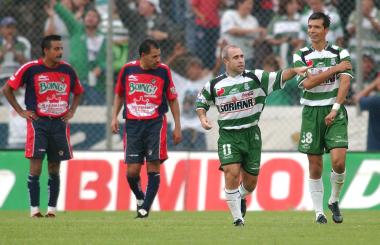 Santos Laguna humilló a los Freseros del Irapuato al vencerlos por abultado marcador de 5-0 en el Estadio Corona, en el último encuentro de la fecha 12 del Campeonato Apertura 2003.