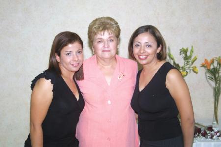 Señora Carmelita de la Torre de Anaya con sus hijas Adriana Anaya de Martínez y Patricia Anaya de la Torre en pasado convivio.