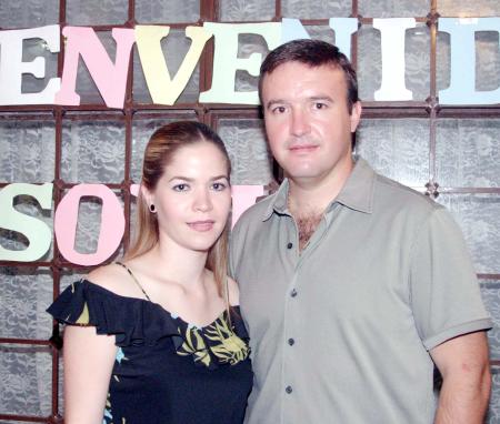 Sofía González Salazar y Jesús Ortuño Gurza en la fiesta de bienvenida que le organizó la familia Gurza por su próxima boda.