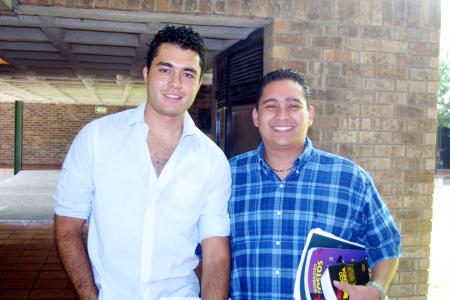 Ricardo Velázquez y Víctor Hugo Márquez captados en una universidad de Torreón.