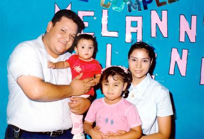 13 octubre

Las pequeñas Melanny y Malenny Gutiérrez Martínez con sus padres Rolando Gutiérrez y Laura Sonia Martínez Macías el día de su cumpleaños.