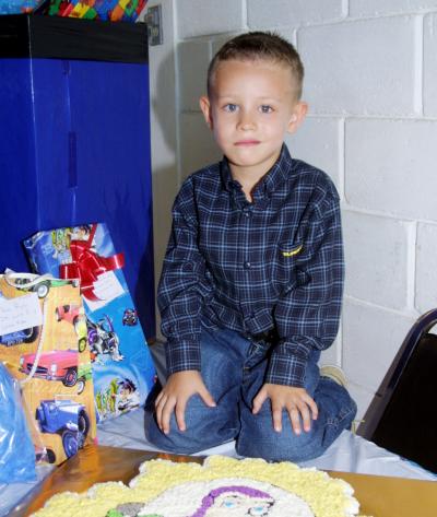 El pequeño Ricardo González García blanco en la piñata que le organizaron sus padres con motivo de sus cuatro años de vida.