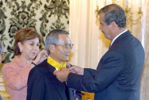 Durante su visita a Japón el presidente de México Vicente Fox, impuso, la condecoración del Águila Azteca a Mikio Sasaki presidente de Mitsubishi Corporation.