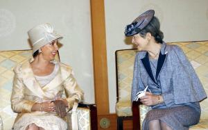 La primera dama de México Marta Sahagún plática con la emperatriz Michiko, durante la bienvenida que ella y su esposo el emperador Akihito recibieron a la pareja presidencial.