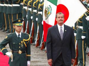 Fox pasó revista a la guardia de honor formada en el patio del palacio de Akasaka después de haber escuchado los himnos nacionales de México y Japón, y saludó a las máximas autoridades japonesas del Parlamento y el Gobierno.