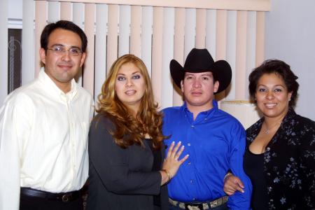 Daniel González Reyes, Mayra Ilenia Garibay Soto, Nicolás Sánchez y Sandra Elia Garibay captados en pasado festejo social.