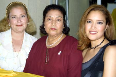 15 octubre

Maricela Gutiérrez de García, Juanita Esparza de Gutiérrez y Angie Gutiérrez Esparza.