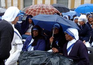 'Su vida fue una decisión radical y una proclamación del Evangelio', dijo el discurso del Papa. Uno de los momentos más significativos de la liturgia fue una danza de mujeres en vestidos tradicionales de la India que llevaron al altar pétalos de flores, cuyo perfume se mezcló con el incienso.