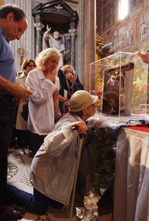 Como es tradicional, el solemne rito incluyó la lectura de la biografía de la beata, la procesión de las reliquias al altar, las lecturas bíblicas y las oraciones en diversos idiomas, incluidos árabe y ruso.