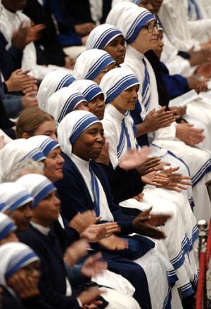 La religiosa fundó las Misioneras de la Caridad en 1950 en Calcuta, India, con sólo 12 monjas y con el tiempo su orden logró contar con más de cuatro mil 500 hermanas en 133 países en los que manejan casas, escuelas y hospitales para los pobres y moribundos.