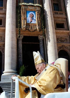 Juan Pablo II leyó con gran dificultad la fórmula en latín por la que la religiosa, cuyo verdadero nombre era Agnes Gonxha Bojaxhiu, fue proclamada beata (un paso previo a la santificación).