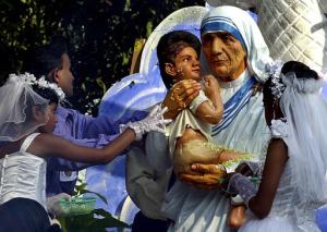 La Madre Teresa, Premio Nobel de la Paz en 1979 por sus décadas de servicio en favor de los pobres, indigentes y moribundos fue proclamada beata ante representantes oficiales de 27 países, unos 150 cardenales del mundo, además de delegaciones ortodoxas y musulmanas.