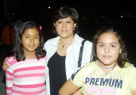 Abril Arelí y Marita, con su mamá en el concierto de Elefante.