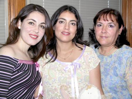 Betty Lugo de Chawi acompañada de las organizadores de su fiesta de canastilla, su mamá Beatriz Puentes y su hermana Sandra Lugo.