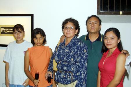 Lázaro Orta y Virginia Delia Rivas con sus hijas Jasmín, Mabella  y Ana.