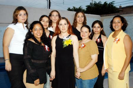 Liliana Saldaña Arámbula con alguas de las invitadas a su primera despedida de soltera