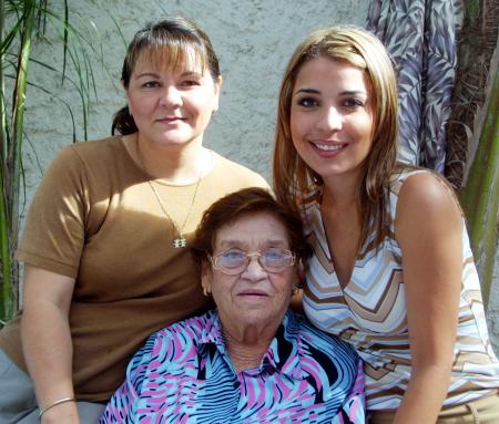 Mónica Barba Pastrana junto a su tía Cristina Barba de Torrse y su abuelita Cristina Cortés en el festejo que le organizaron por su próxima boda con el señor Ramiro Enríquez Máynez