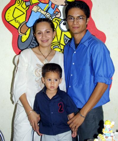 Ricardo Fernández Alanís celebró su segundo cumpleaños y sus papás Ricardo Fernández y Gabriela Alanís de Fernández lo festejaron con una piñata.