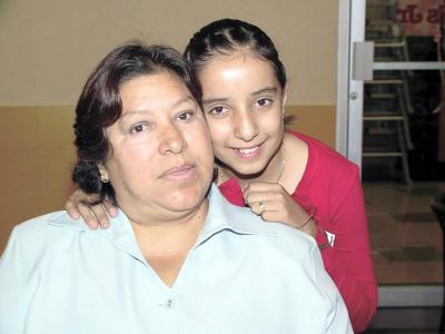 Ana Patricia García Charles con su mamá Alicia Charles Álvarez en su fiesta de cumpleaños.