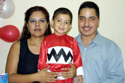 Jesús Adrián ramírez Díaz con sus papás Adrián Ramírez Medina  y Claudia Araceli  Díaz Mesta en la fiesta que le ofrecieron por su tercer aniversario de vida.