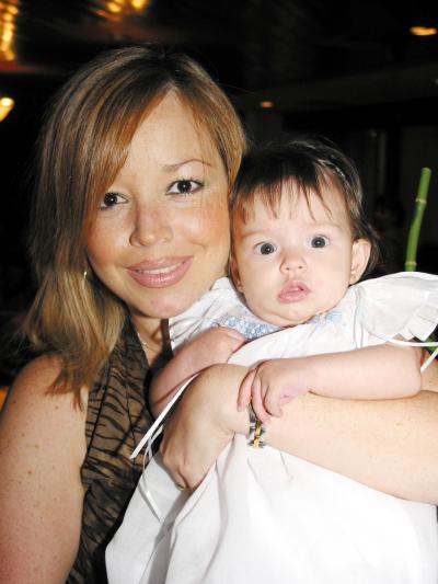 Patricia Barba de Soler con su hija Sabrina Barba en un convivio social.