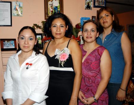 Liliana Esparza Carbajal acompañada por Agustina Carbajal de Esparza, Mary Esparza Carbajal y Juliana Muñoz en la fiesta de despedida que le ofrecieron por su próximo enlace.