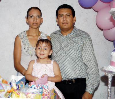 Diana Sofía García Zapata con sus papás, Alejandro García Espinoza  y Magdalena Zapata de García en la fiesta de cumpleaños que le organizaron por sus tres años de vida.