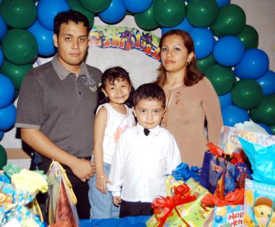 Pablo Guillermo Hernández Nafarrete con sus papás  Pablo Hernández y Guillermina Nafarrete y su hermanita Andrea Joceline en la fiesta que le prepararon por sus tres años de vida.