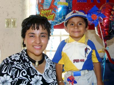 Roberto Antonio Hernández Rosales con su mamá Sara Ruth Rosales de Hernández en la fiesta que le ofrecieron por sus tres años de edad.