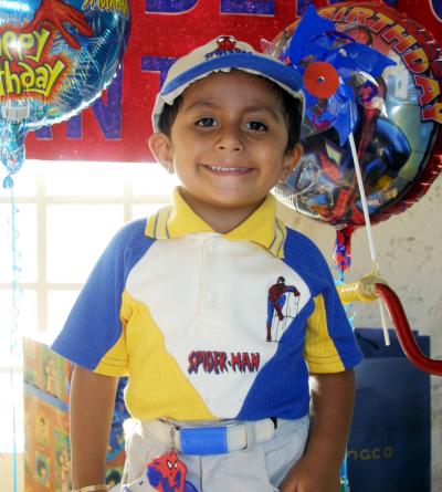 Niño Roberto Antonio Hernández Rosales en la fiesta que se le ofreció por sus tres años de vida.