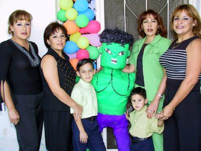 Guillermo y Fernando Porras Salinas con sus papás manuel Porras y Alicia Salinas de Porras, su madrina y su tía en la fiesta que se le ofreció por sus tres y  siete años de vida respectivamente.