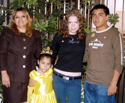 La niña Samantha Ofelia con Sonia Córdova, Ale Varela y Roberto Luján Córdova en la fiesta que le ofrecieron por sus seis años.