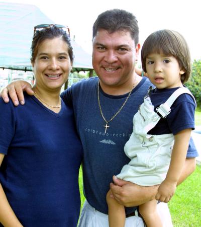 Malu Robles de Silva y Jorge Jáquez con su hijo Jorge.