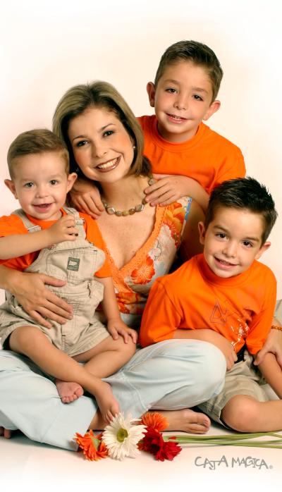 Paola Lamberta de Villarreal con sus hijos Rogelio, Diego y Pablo.