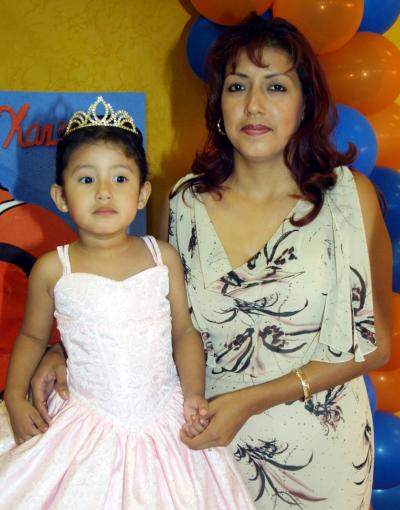 Karen de Santiago de Saucedo acompañada por su mamá Graciela Saucedo en el convivio que le preparó por sus tres años de vida.