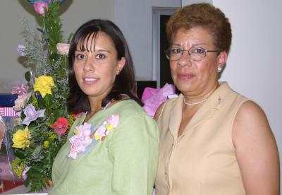 Rosa Janeth Murga de Sánchez con la organizadora de su fiesta de regalos, Rosa María López de Murga.