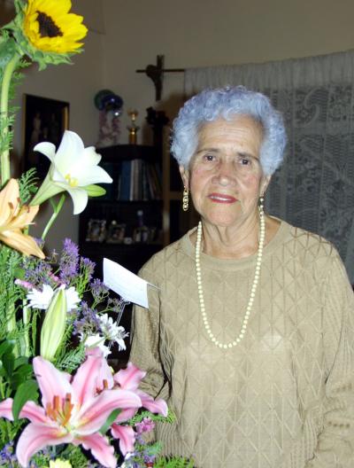 Señora Esperanza Martínez vda. de Samperio celebró su cumpleaños con un convivio que le ofrecieron.