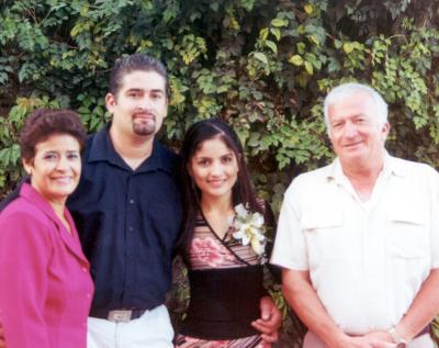 Felipe Hamdan y Socorro Rodríguez acompañada por los padres del novio , señores Felipe Hamdan Villanueva y Martha Elba Medina de Hamdan en el convivio de pre nupcial.