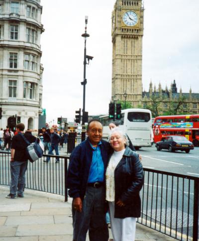 n la ciudad de Londres, Ing, se encuentran los señores Carlos Castro y Antonieta de Castro.