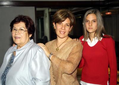 Gude de Zepeda, Mayela Z. de Parra  y Luisa Fernanda Parra, captadas en pasado festejo social.