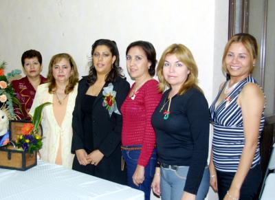 LIzbeth Griselda Ramírez Macías con un grupo de amigas en la fiesta de despedida que le ofrecieron por su cercano enlace con Dali de Jesús Méndez.