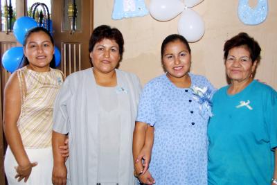 Lizbeth Valenzuela acompañada de Alicia López, Josefina López y Mayté Karime Valenzuela.