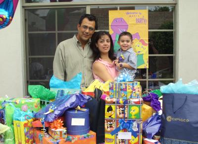 Acompañado de sus padres, Mario Romero Montes y Lourdes Hernández, aparece el niño Mario Romero Hernández en su fiesta de cumpleaños.