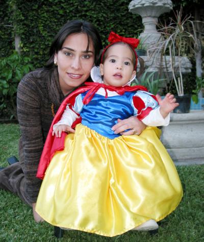 Jimena Braña con su vestido de Blancanieves en un divertido festejo infantil, en la gráfica la acompaña su mamá Lorena Tamayo de Braña.