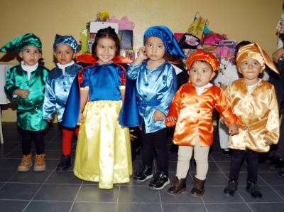 Karla Samantha Flores Martínez con un grupo de amigos en la fiesta de disfraces que le prepararon por su tercer cumpleaños.